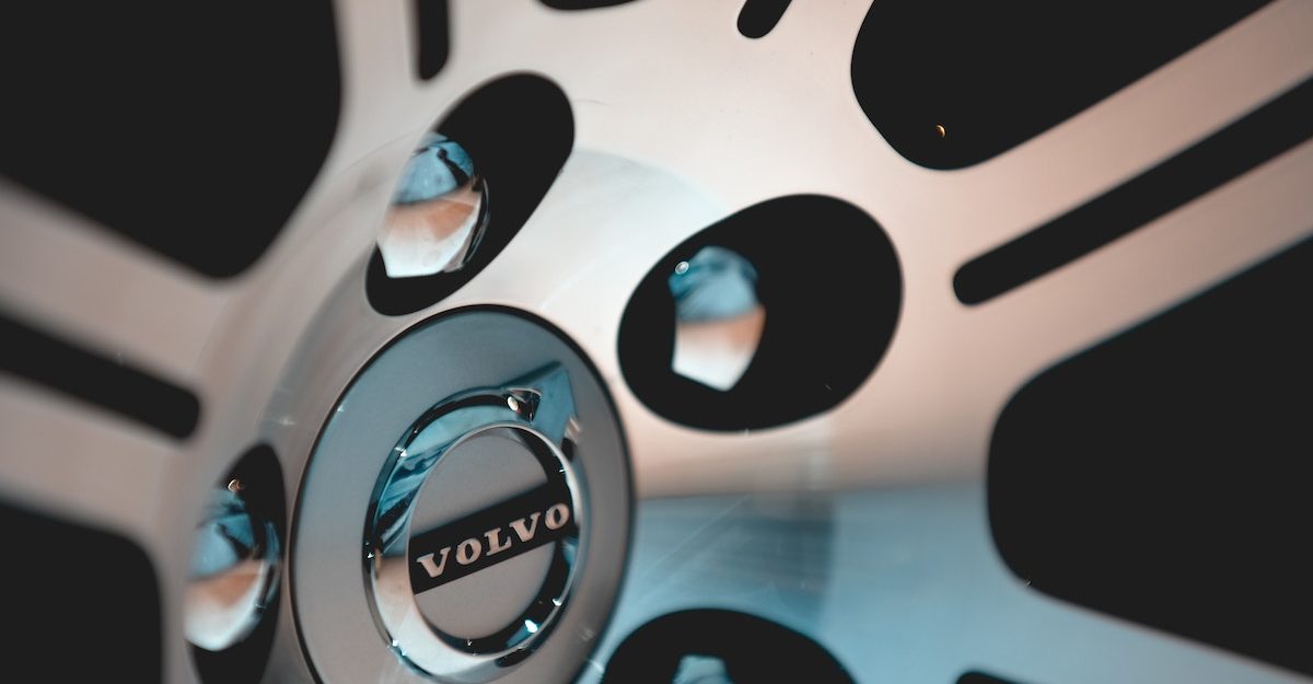 The volvo logo is shown on a wheel cover, surrounded by lug nuts.