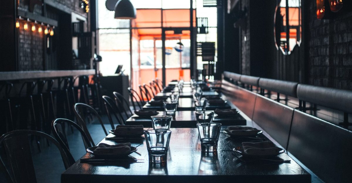 A photo of the interior of a restaurant. (Photo: Andrew Seaman / Unsplash)