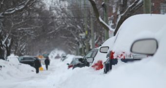 A photo of cars covered in snow on a city street. (Photo: Patino Jhon / Unsplash)