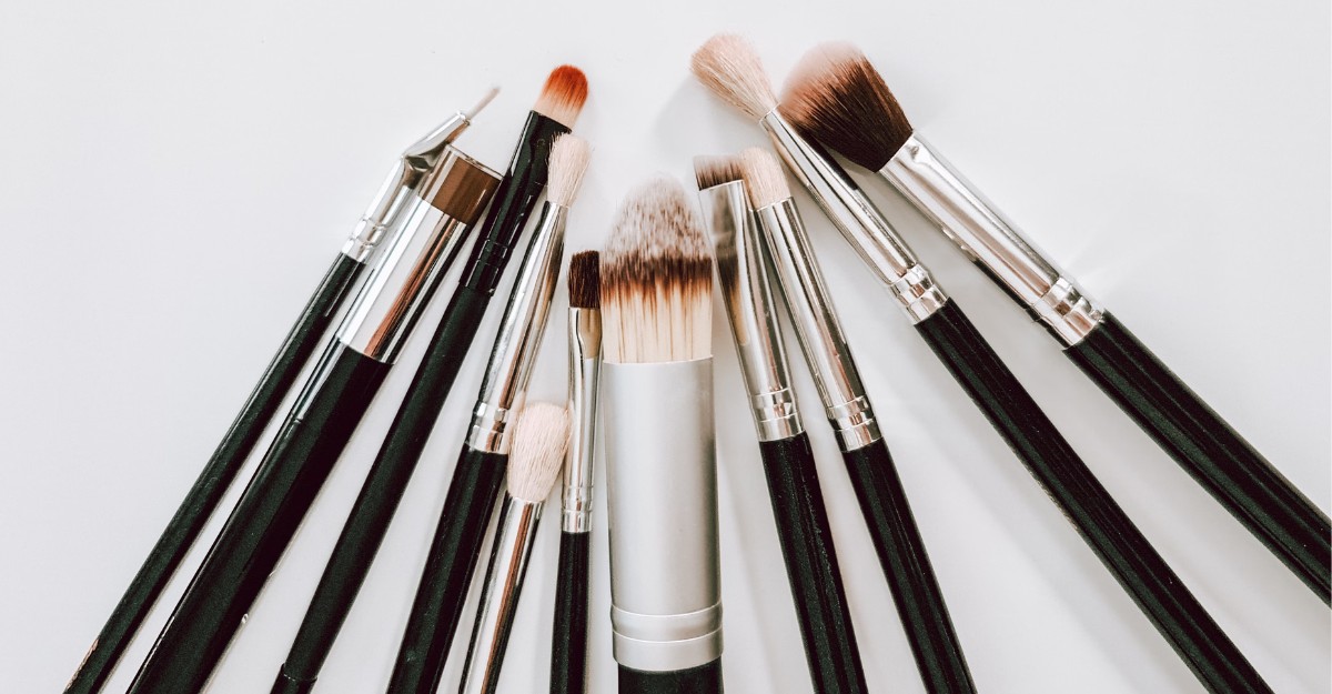 A photo of a makeup brush set. (Photo: Edz Norton / Unsplash)