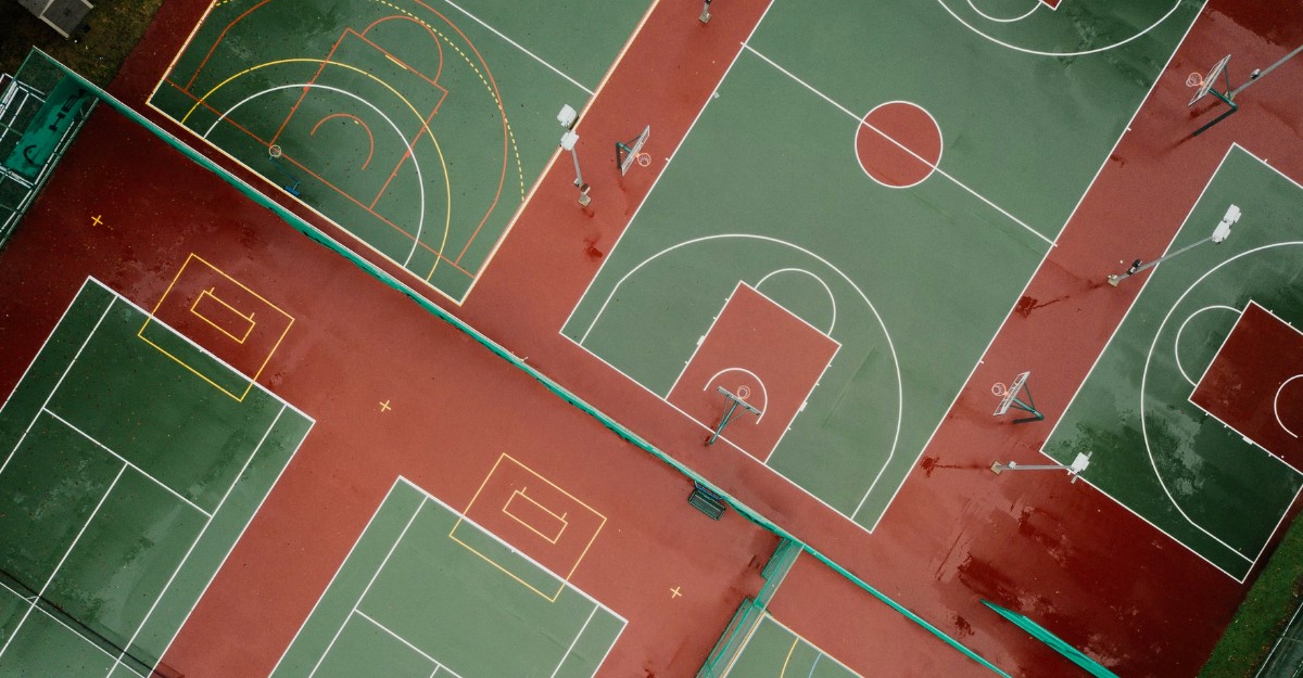 A photo of various basketball courts. (Photo: CHUTTERSNAP / Unsplash)
