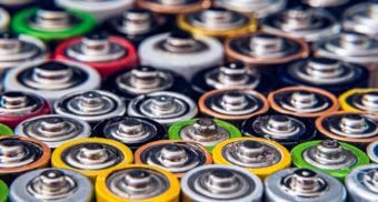 A photo of batteries assembled on a table. (Photo: Roberto Sorin / Unsplash)