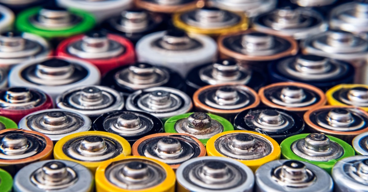 A photo of batteries assembled on a table. (Photo: Roberto Sorin / Unsplash)