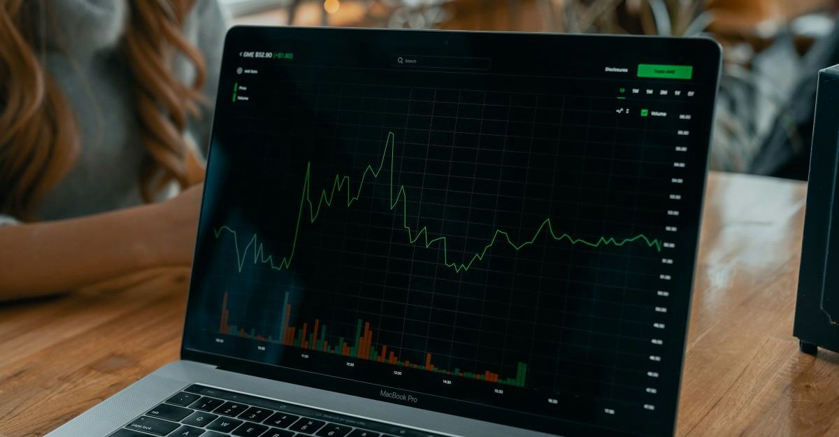 A laptop shows market data, potentially related to the Bank of Canada's interest rate announcements.