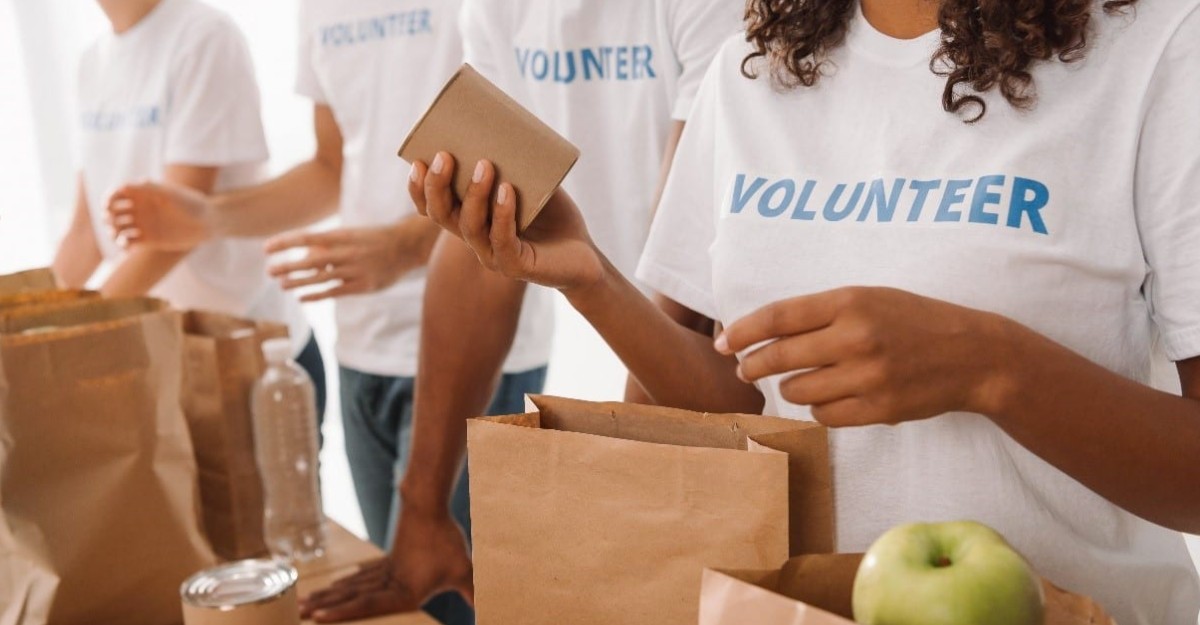 A photo of volunteers bagging food. (Photo: Blessings of Hope / Google Images)