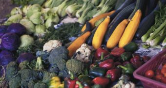 A photo of produce at a grocery store. (Photo: Alexandr Podvalny / Unsplash)