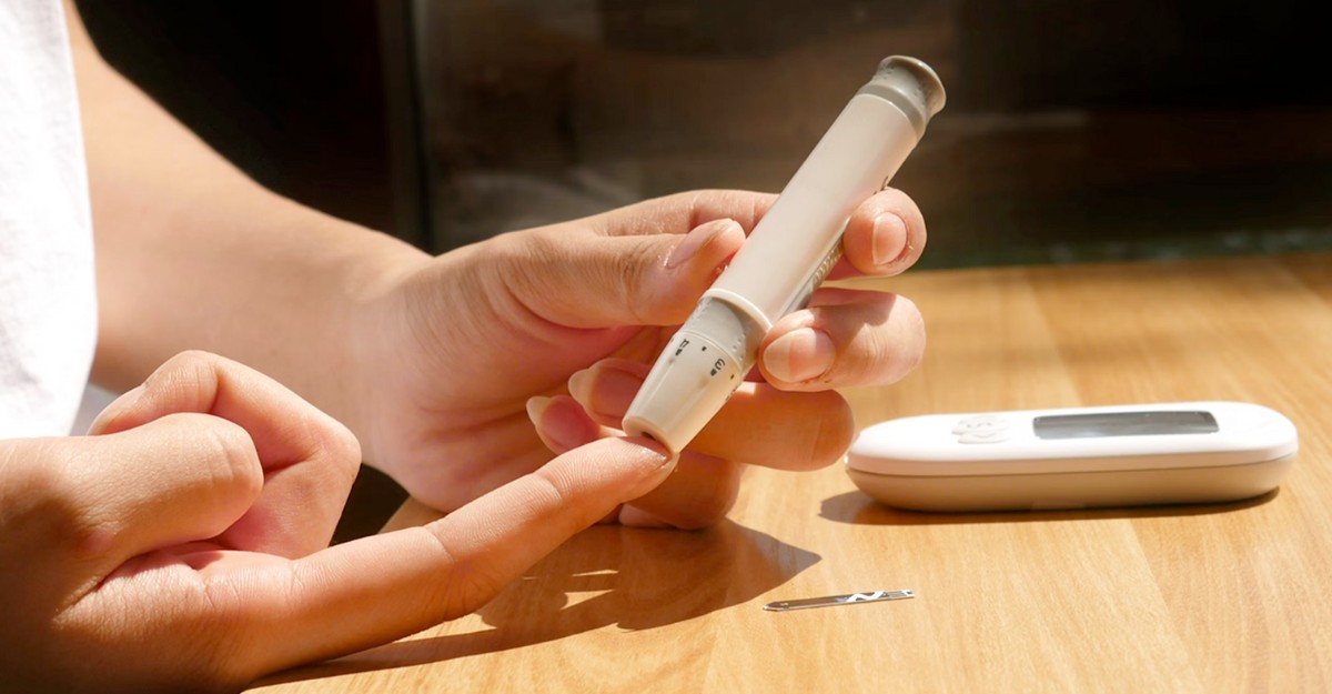 A person checking their blood sugar levels using a device. (Photo: isens usa / Unsplash)