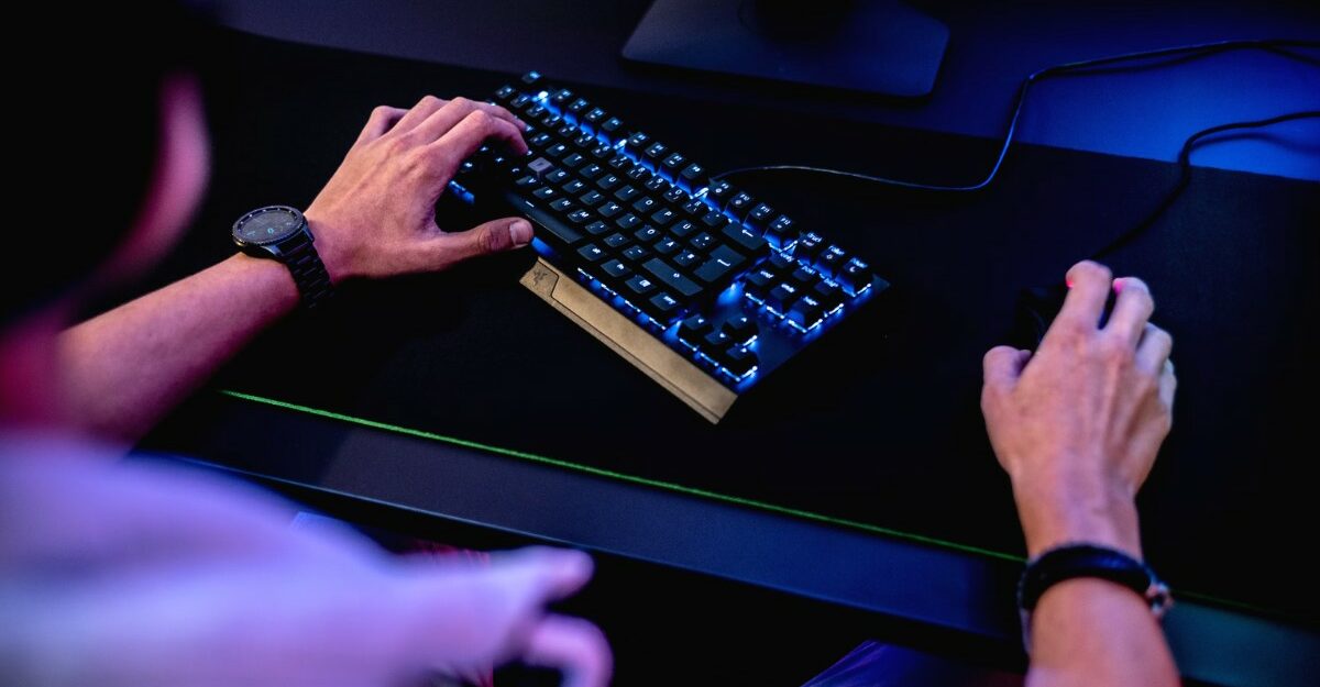 A photo of a person using a keyboard and computer mouse. (Photo: ELLA DON / Unsplash)