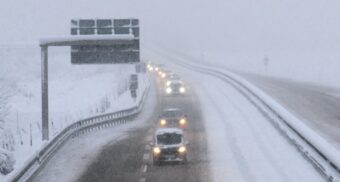 A photo of cars in a snowstorm. (Photo: Julian Wirth / Unsplash)