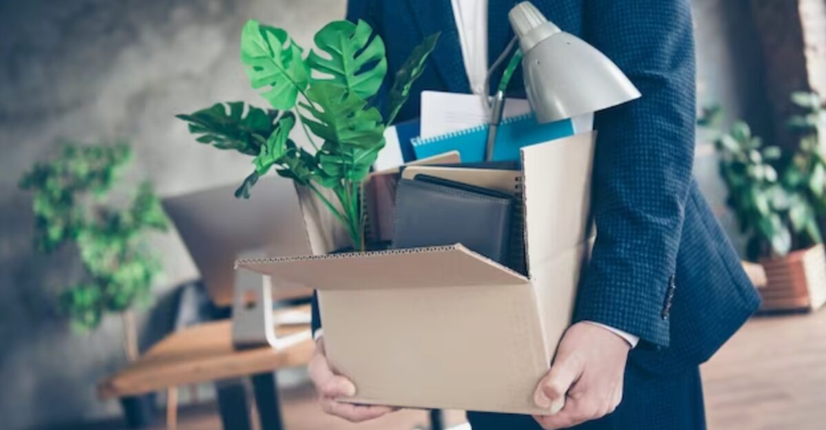 A photo of a person carrying their belongings in a cardboard box. (Photo: Freepik / Google Images)