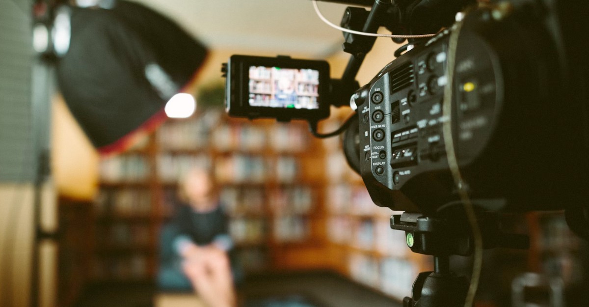 erin-moriarty-graves-disease-diagnosis-2025 A photo of an actress sitting in front of a camera. (Photo: Sam McGhee / Unsplash)