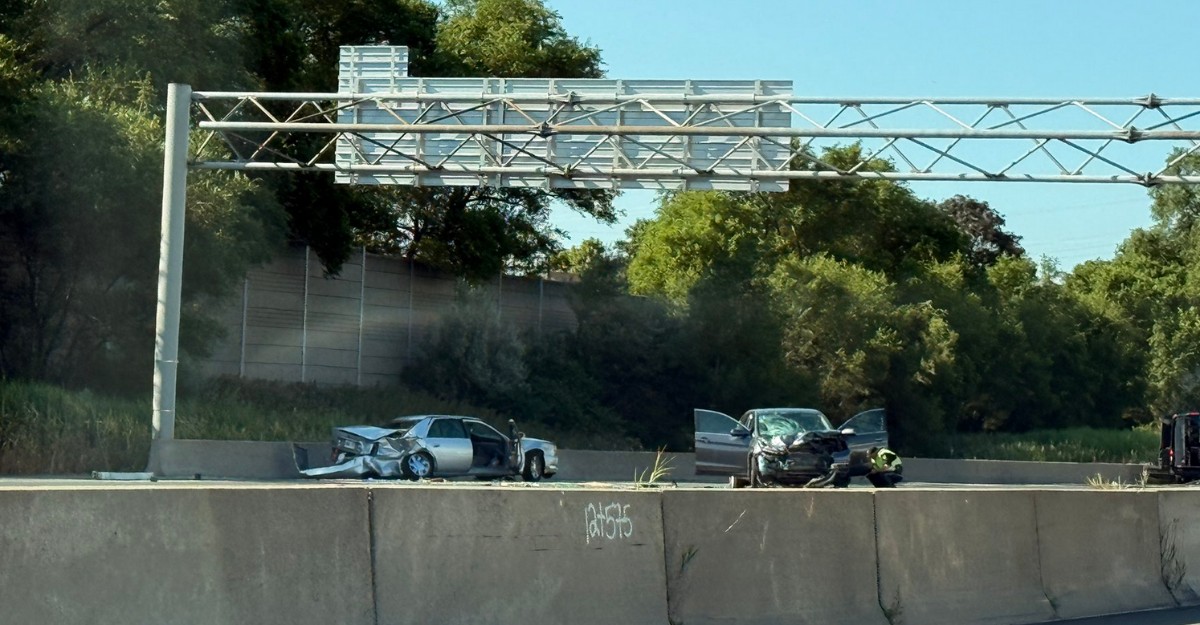 man-77-dead-hwy-401-crash-etobicoke-july-2025 A photo of a fatal collision on Highway 401 near Dixon Road. (Photo: @kevinip_ca / X/Twitter)