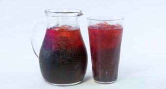 A photo of a glass of juice beside a pitcher of juice. (Photo: Fotografía de Alimentos / Unsplash)