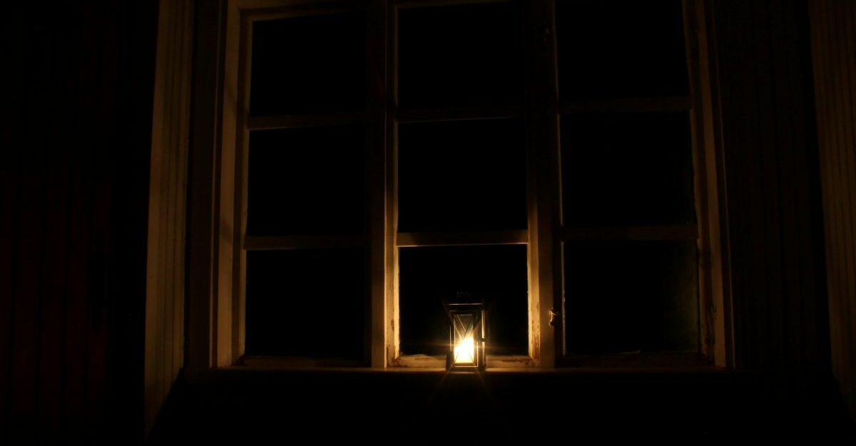 “Dark office window during a power outage, symbolizing workplace shutdown and employee rights in Ontario