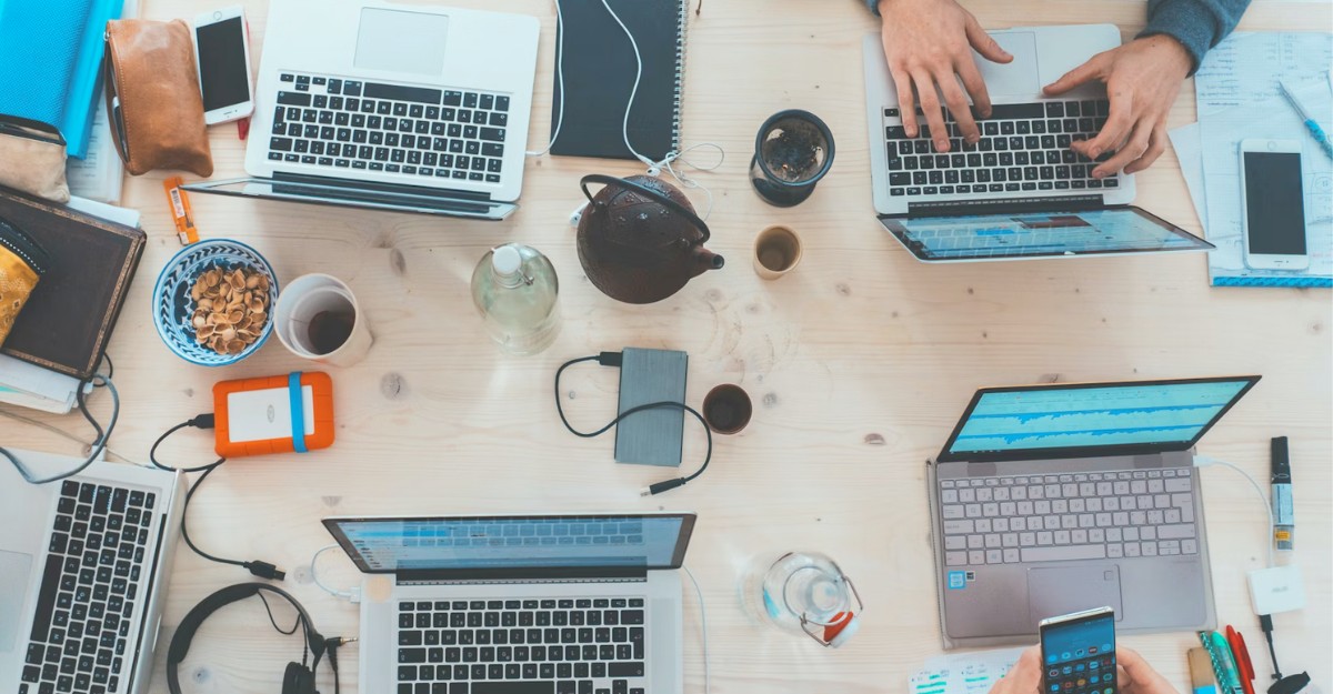 Staff forced to share a cramped office space. (Photo: Aashish Yadav / Unsplash)