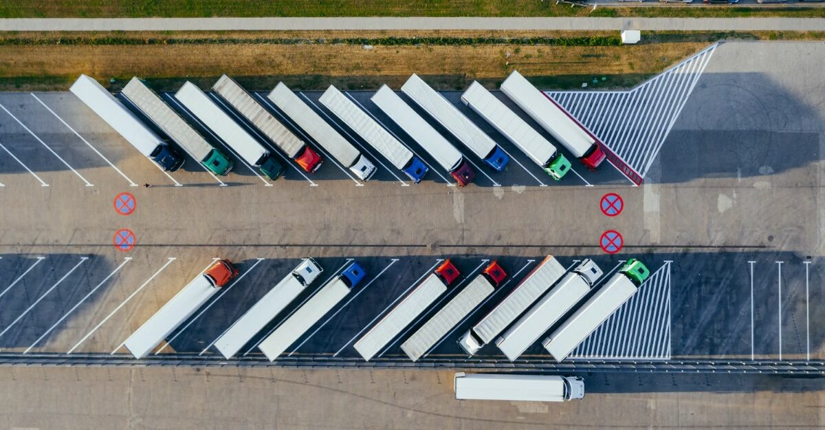 Trucks in a parking lot. (Photo: Marcin Jozwiak / Unsplash)