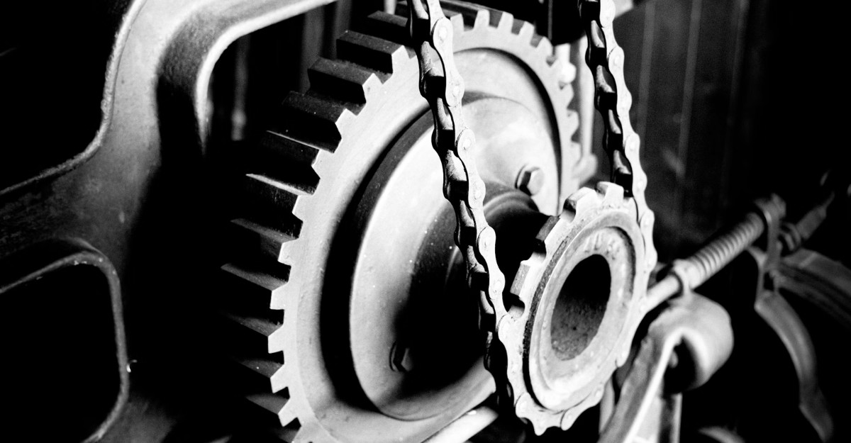 Gears on a machine. (Photo: Mike Hindle / Unsplash)