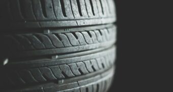 A tire on its side. (Photo: Benjamin Brunner / Unsplash)