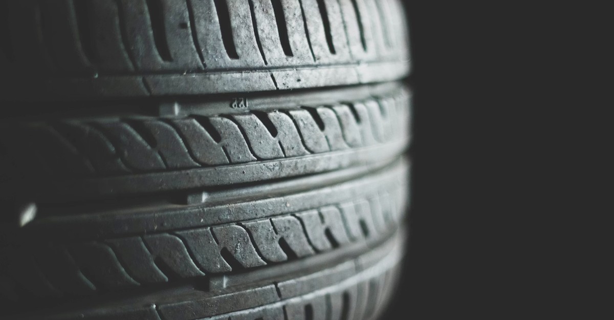 A tire on its side. (Photo: Benjamin Brunner / Unsplash)