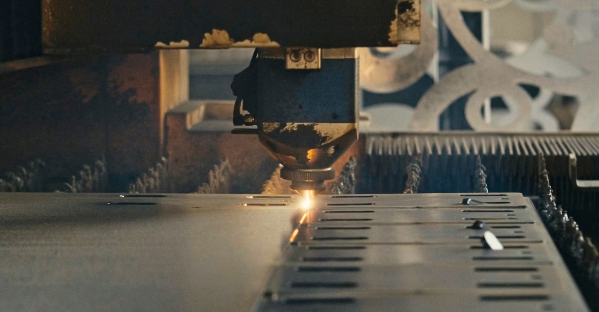A machine cuts metal using a laser. (Photo: Cemrecan Yurtman / Unsplash)