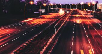 Cars travelling on a Canadian highway at night. (Photo: Frede Langlois / Unsplash)
