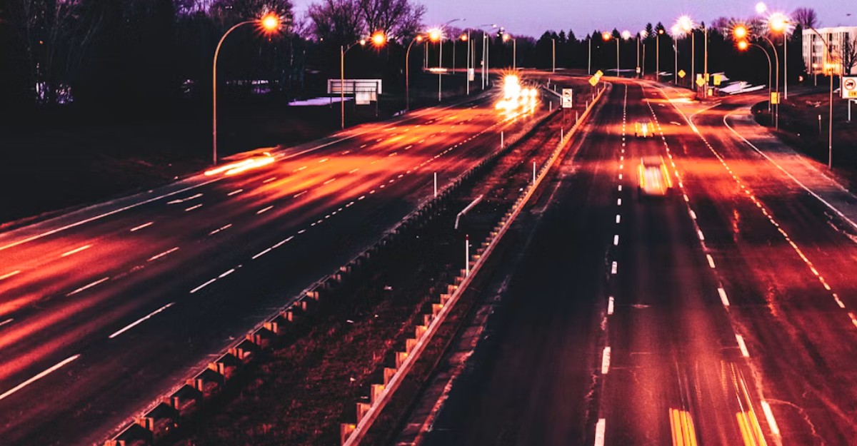 Cars travelling on a Canadian highway at night. (Photo: Frede Langlois / Unsplash)