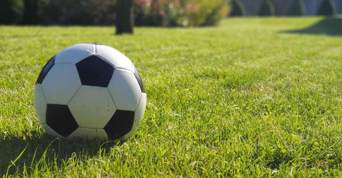 A soccer ball on grass. (Photo: Giero Saaski / Unsplash)