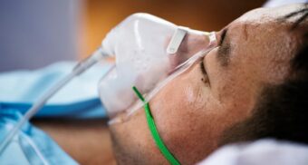 A patient wearing an inhaler in a hospital. (Photo: Curated Lifestyle / Unsplash)