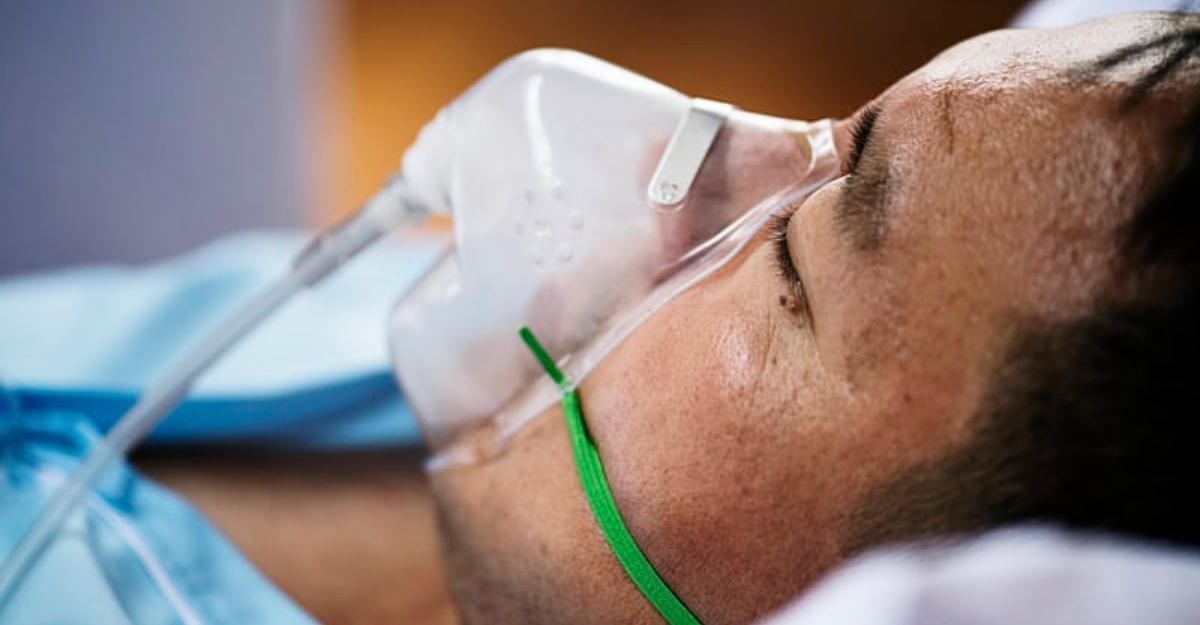 A patient wearing an inhaler in a hospital. (Photo: Curated Lifestyle / Unsplash)